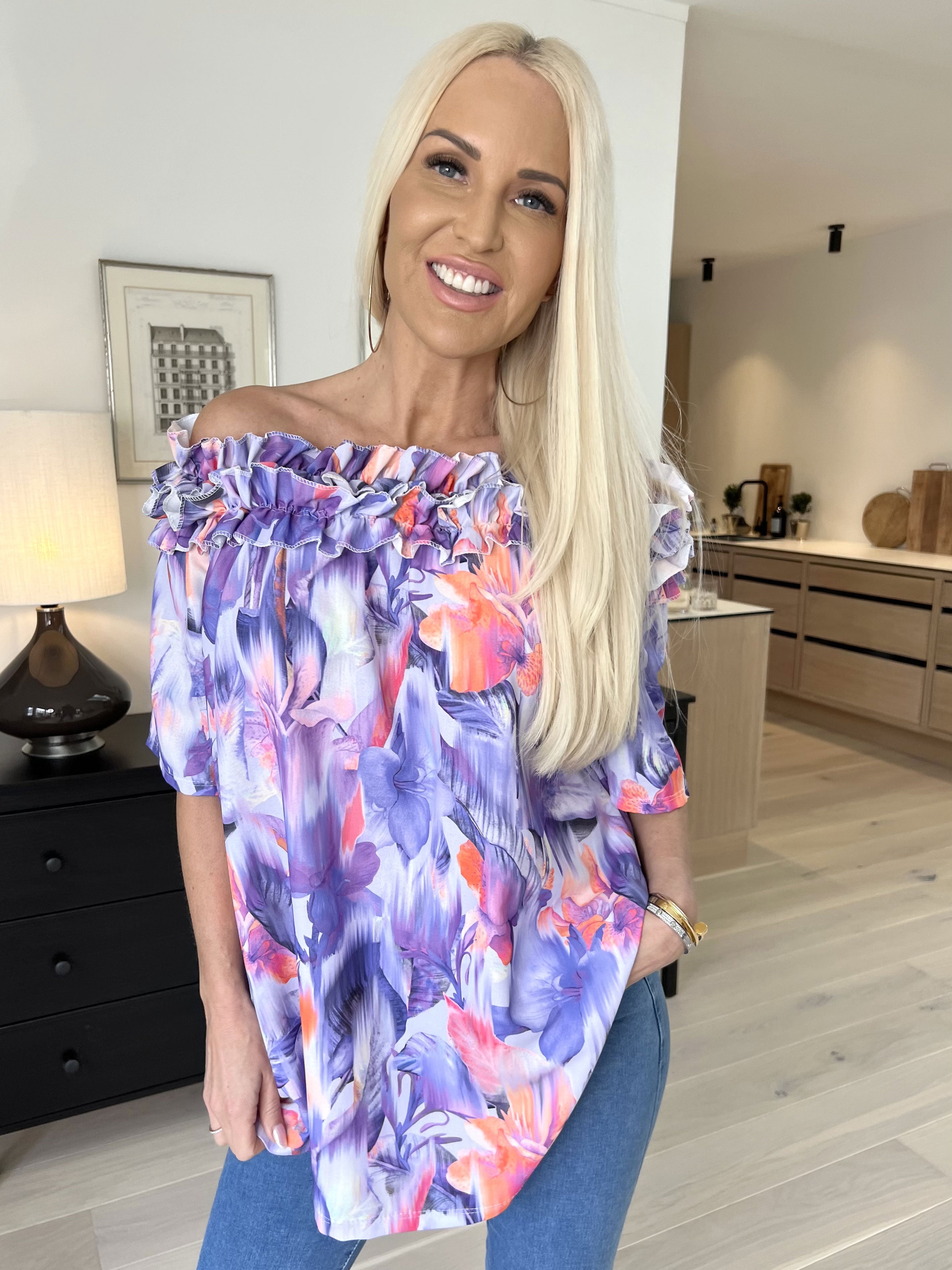 Chili Sleeveless Hawaii - Blomstret tunika med flæser i udskæringen